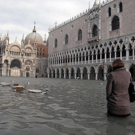 Raggio Di Sole Dietro Piazza San Marco Venecia Exterior foto