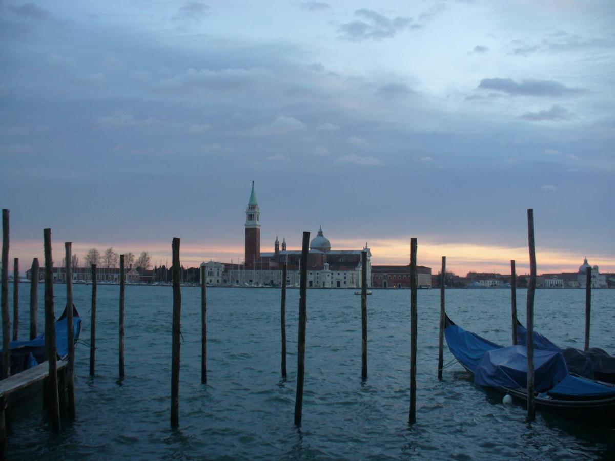 Raggio Di Sole Dietro Piazza San Marco Venecia Exterior foto